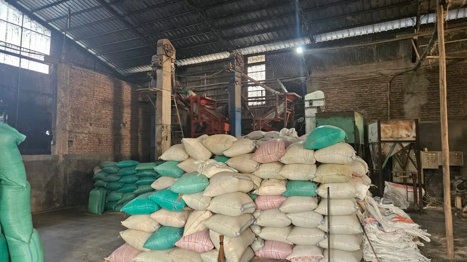 Gudang distribusi dan penyimpanan beras modern